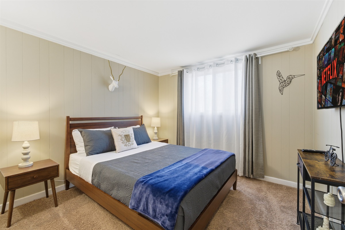 Bedroom 1 with queen size bed, Smart TV
