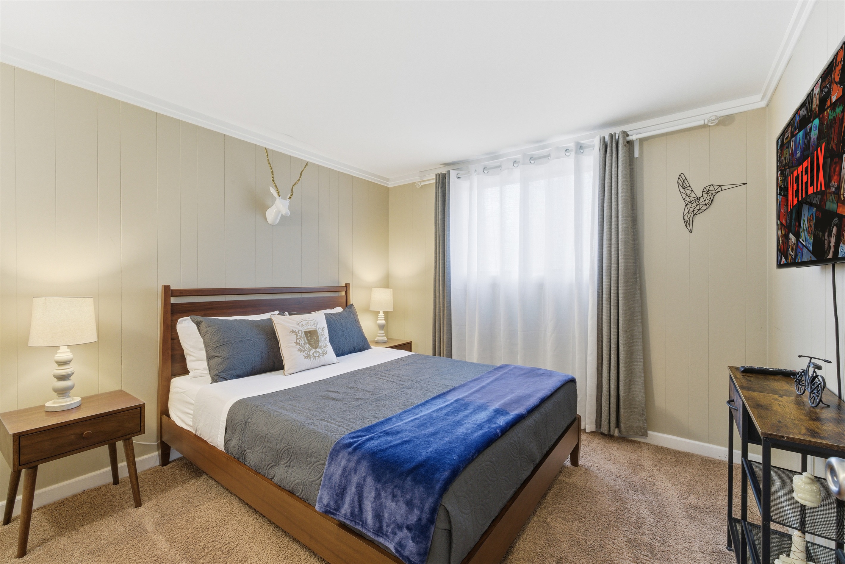 Bedroom 1 with queen size bed, Smart TV