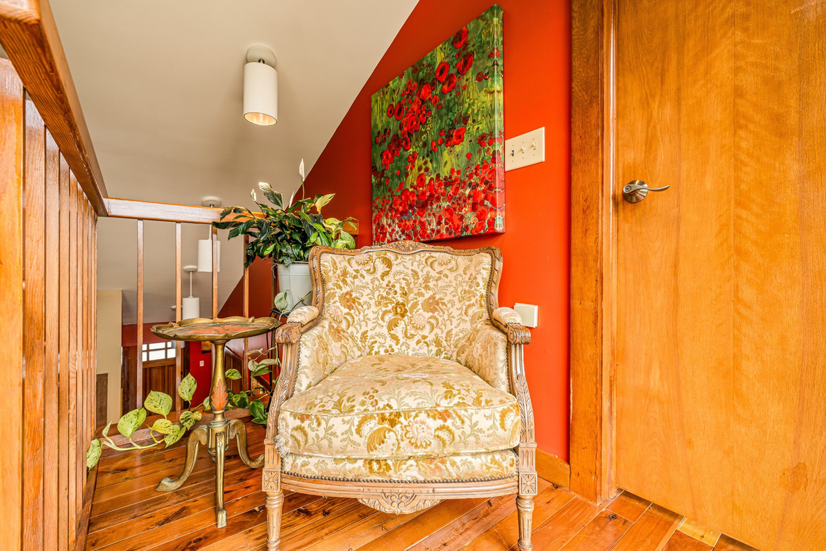 Pond and Territorial Views. Quiet. Hidden.  Bring your book. Your Beverage. Bliss.