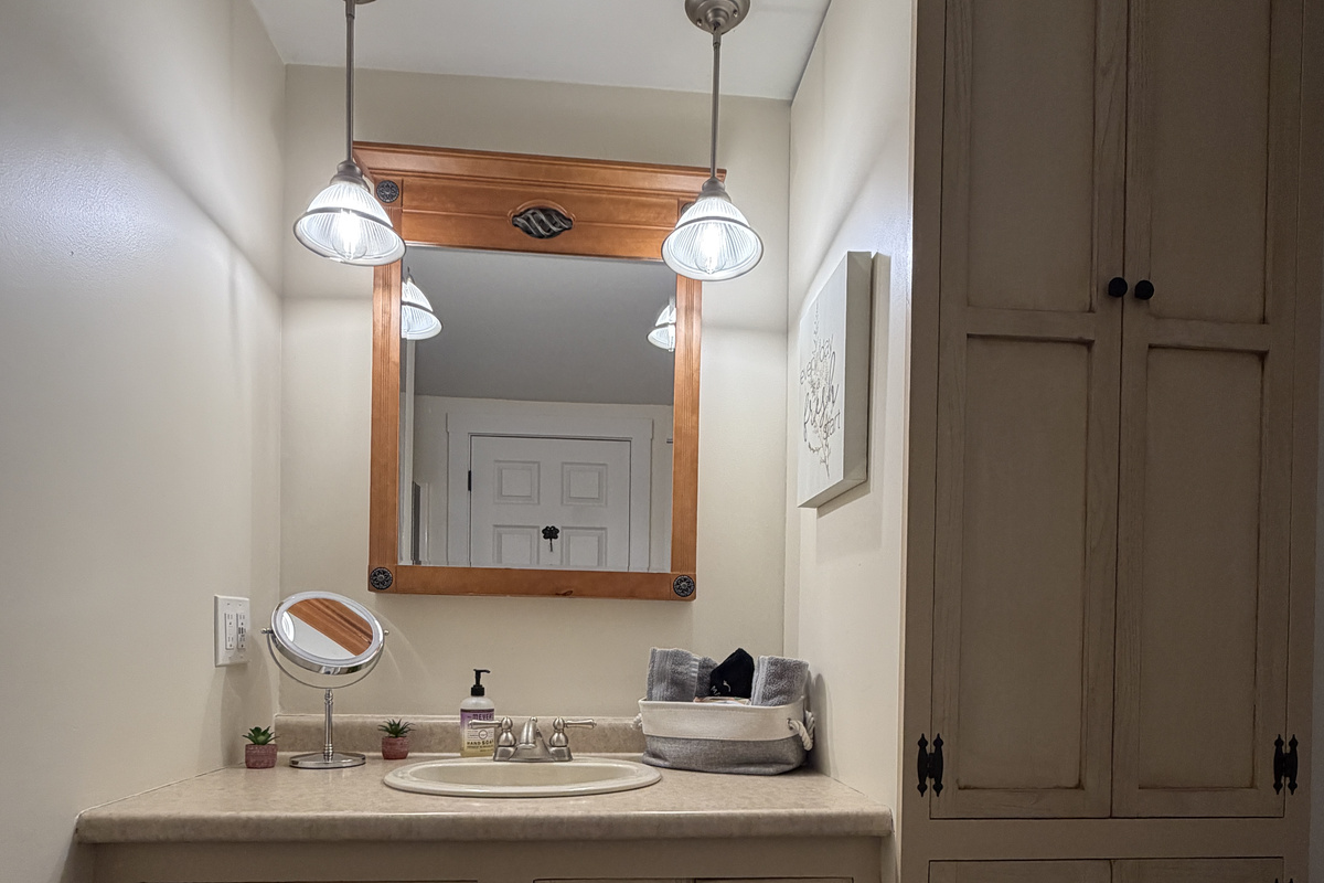 Primary ensuite bath w/shower