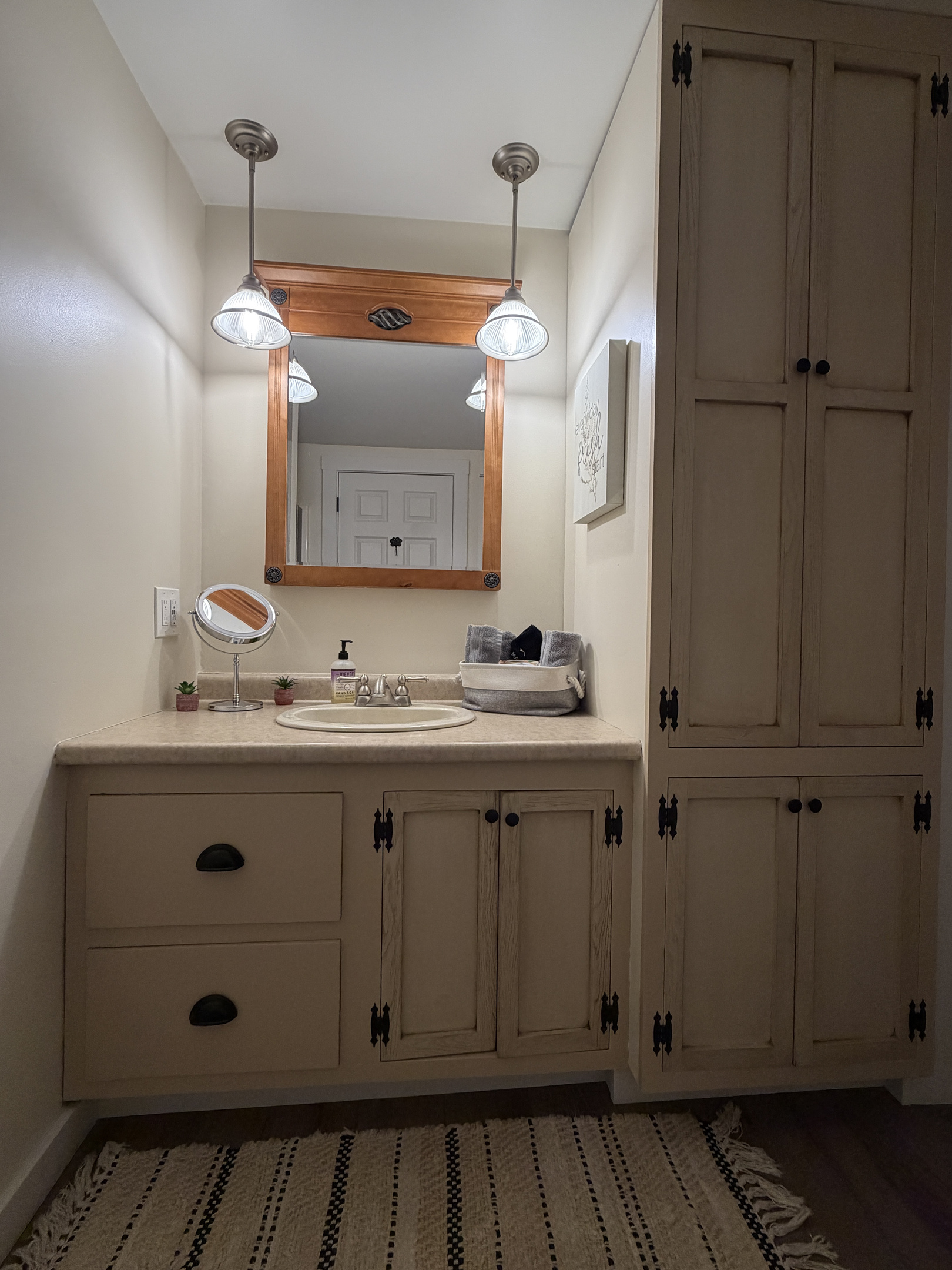 Primary ensuite bath w/shower