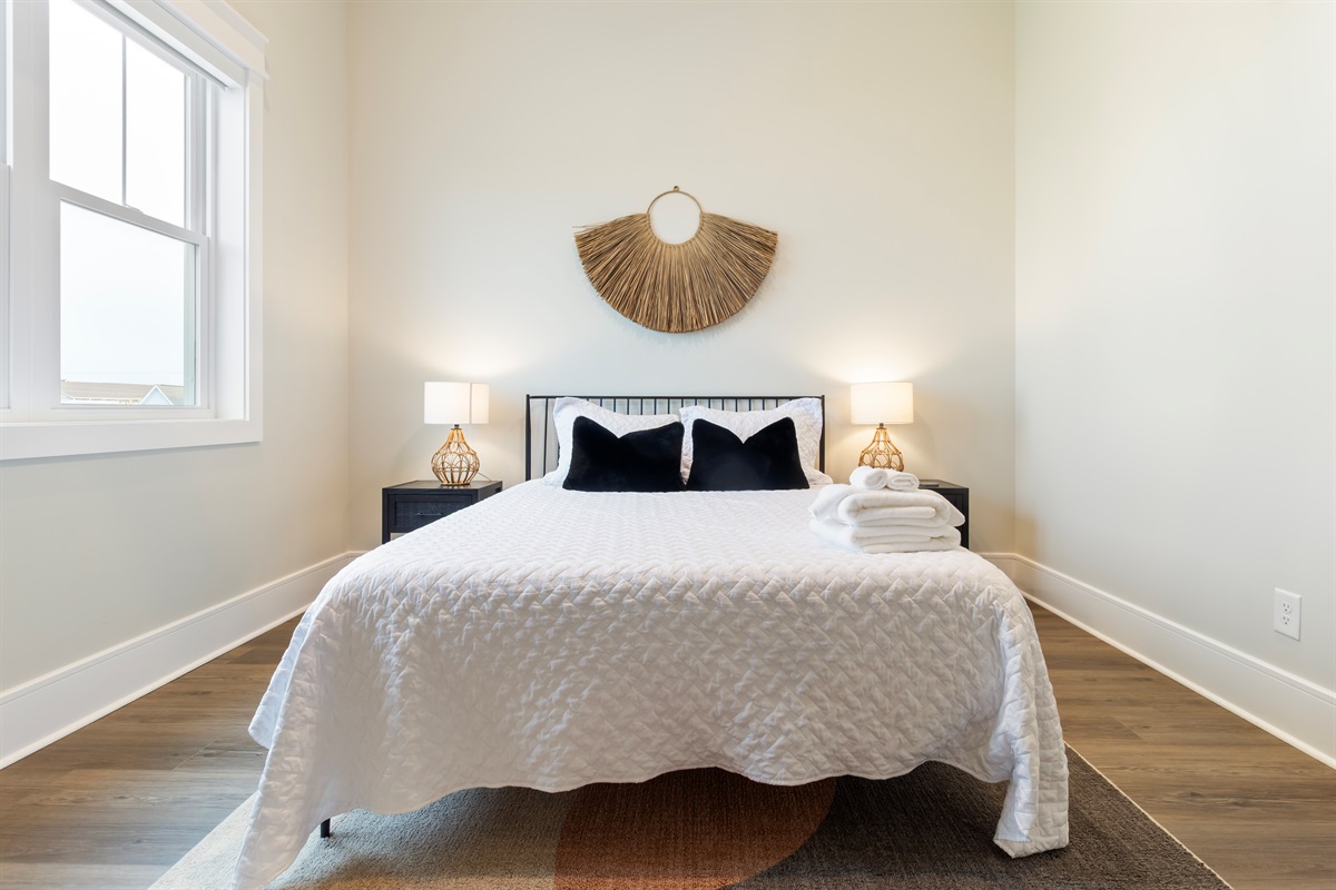 Bedroom 2 - Queen bed 