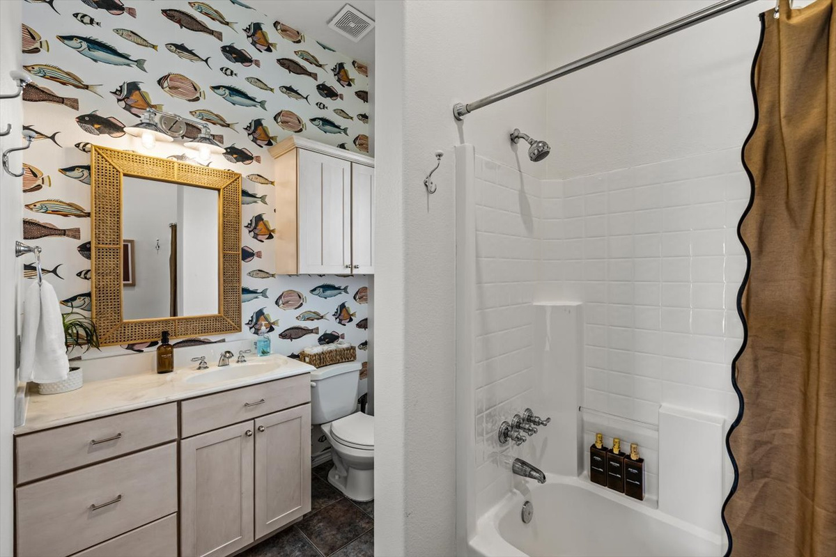 Private full bathroom used by the Shell Bedroom.