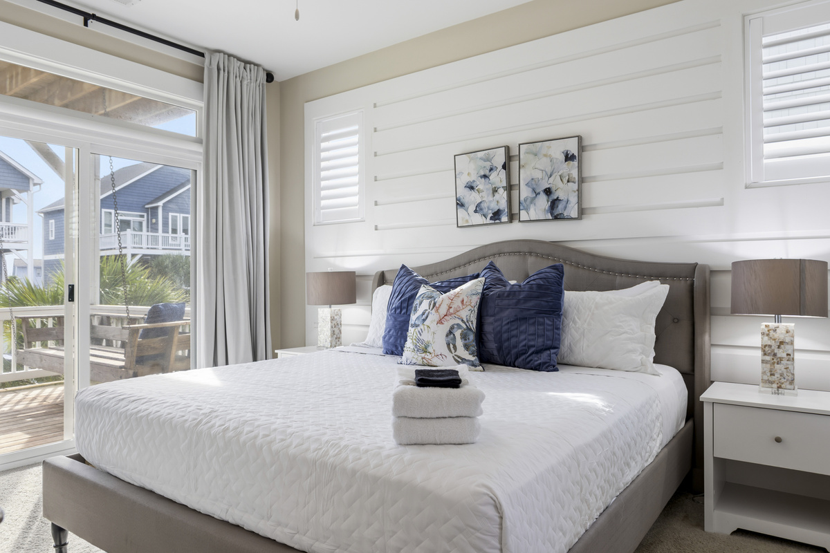 Bath & bed linens provided