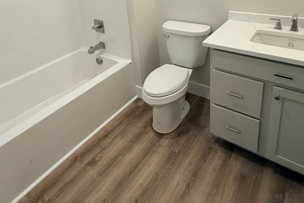 Lower bedroom 2 ensuite bathroom.