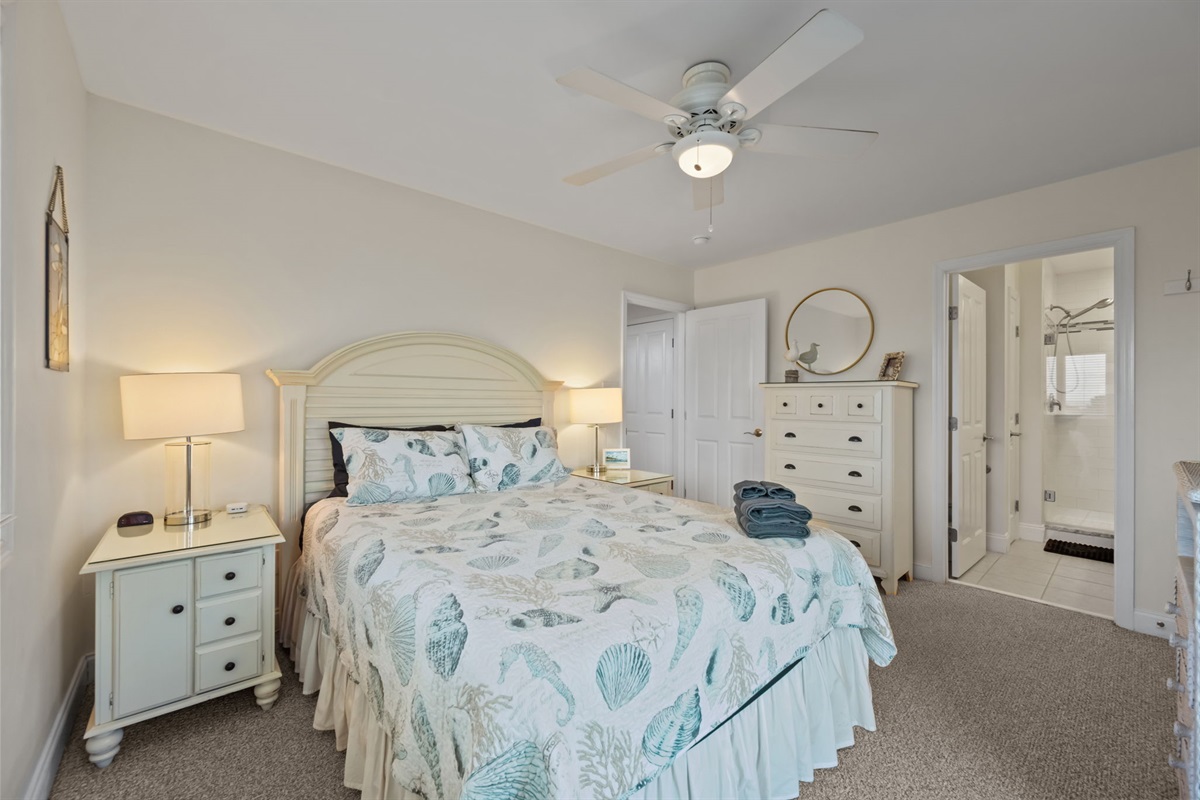 Bright 2nd floor bedroom with private en-suite bathroom