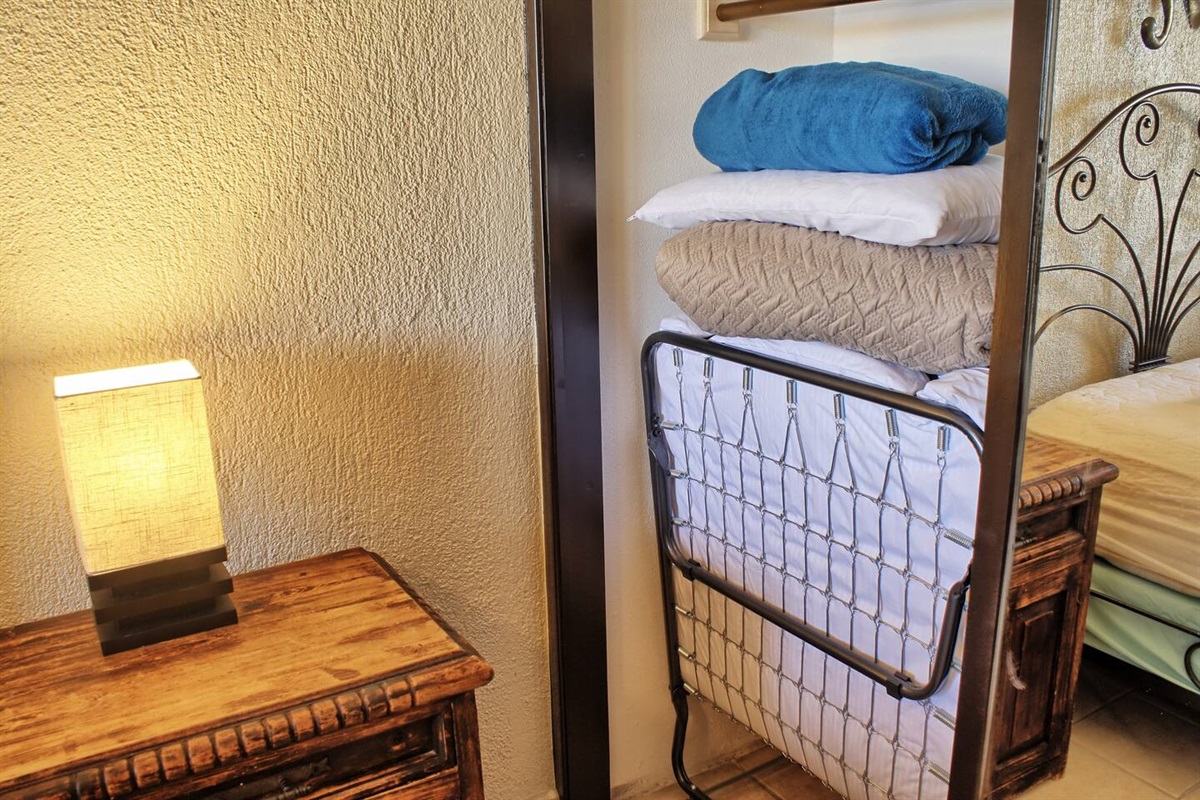 2 roll away twin single cots, 1 located in guest bedroom closet and 1 located in master bedroom. Best suited for children. Please take this into consideration when booking