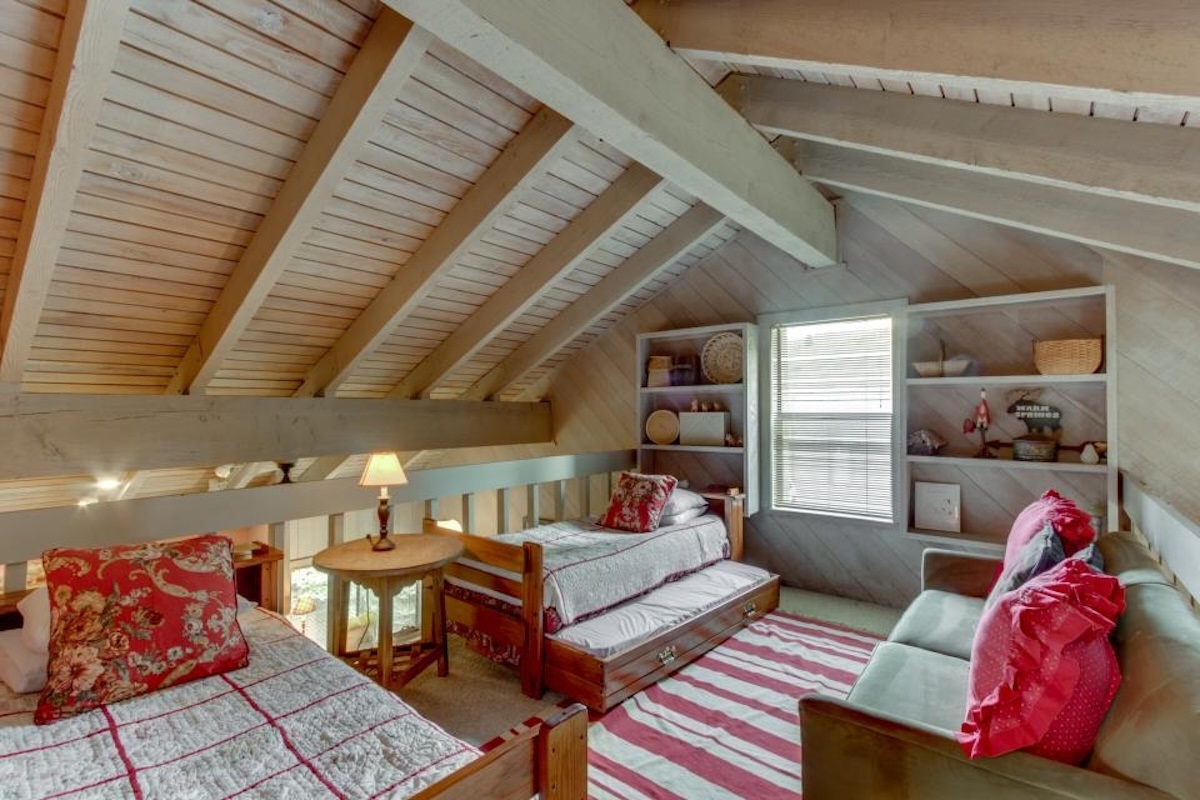 Loft with Twin beds + trundle