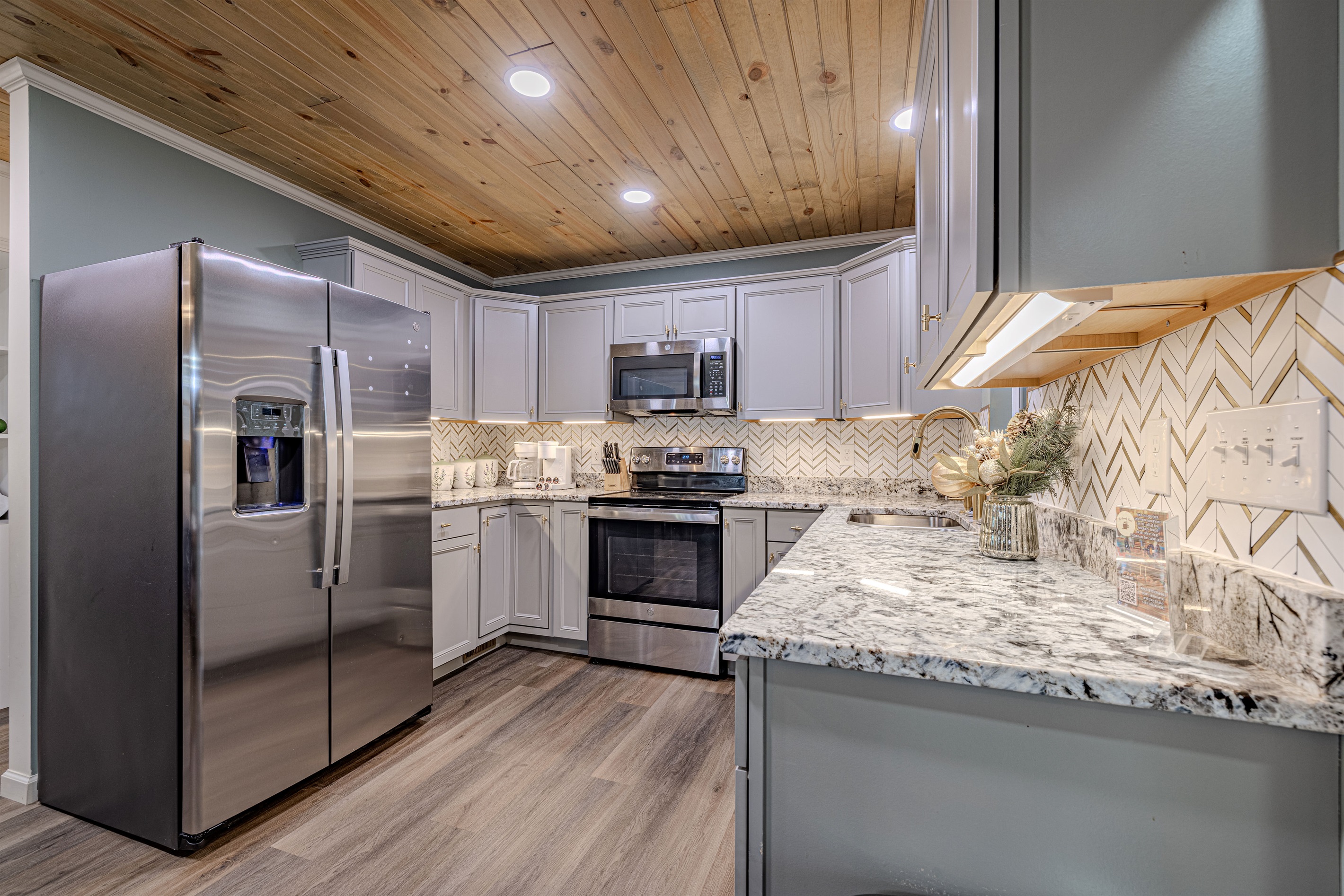 Cook and socialize! This fully equipped kitchen features stainless steel appliances, granite counters, and a stylish chevron backsplash.