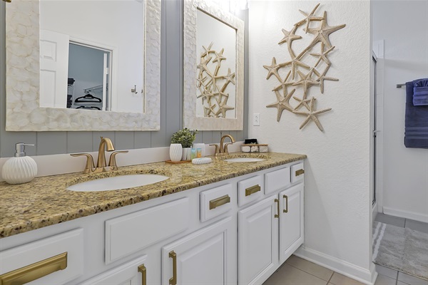 Coastal King Suite ensuite bathroom
