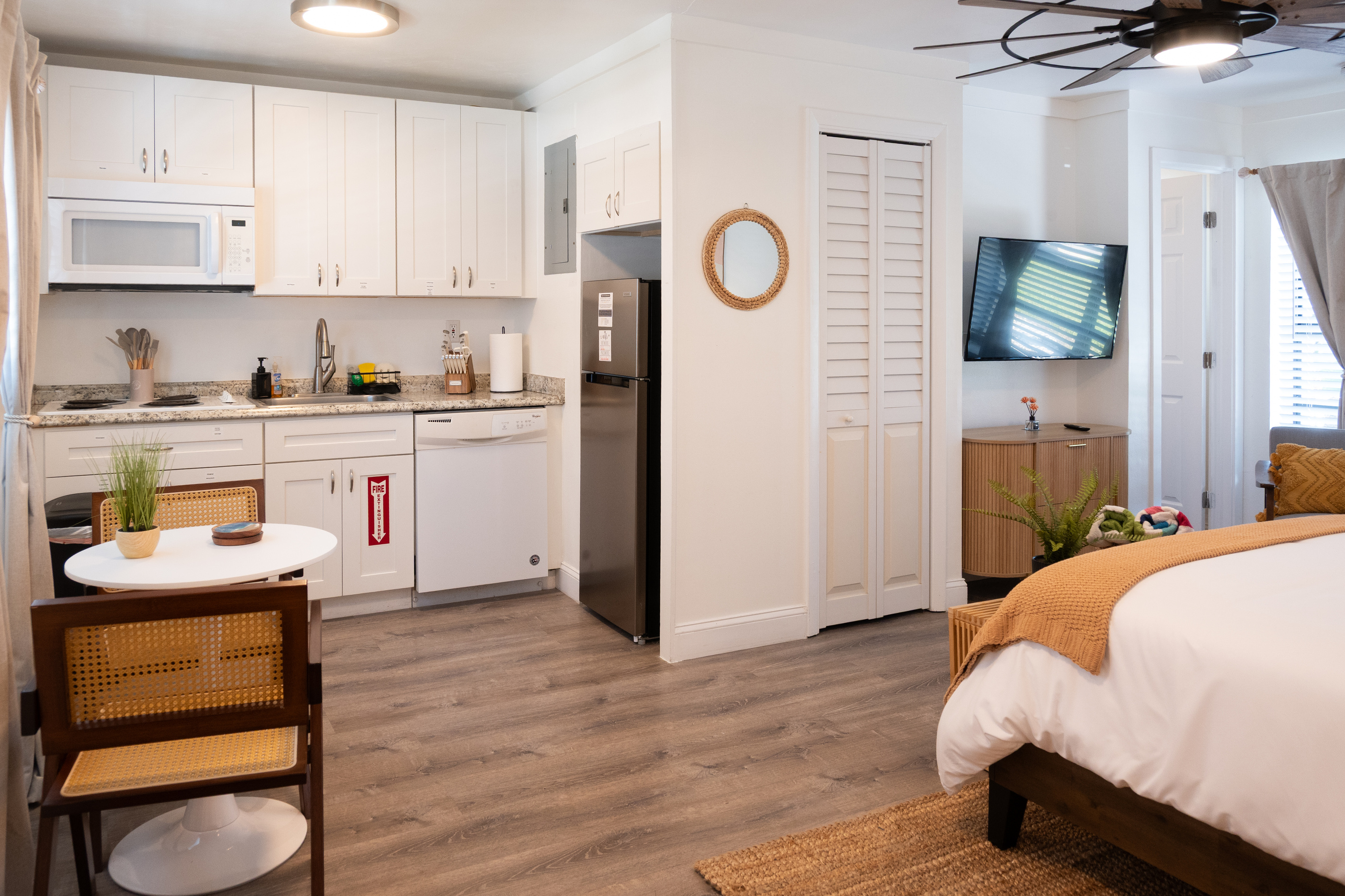 Open layout: kitchenette, dining for two, Smart TV and bed all in one bright space