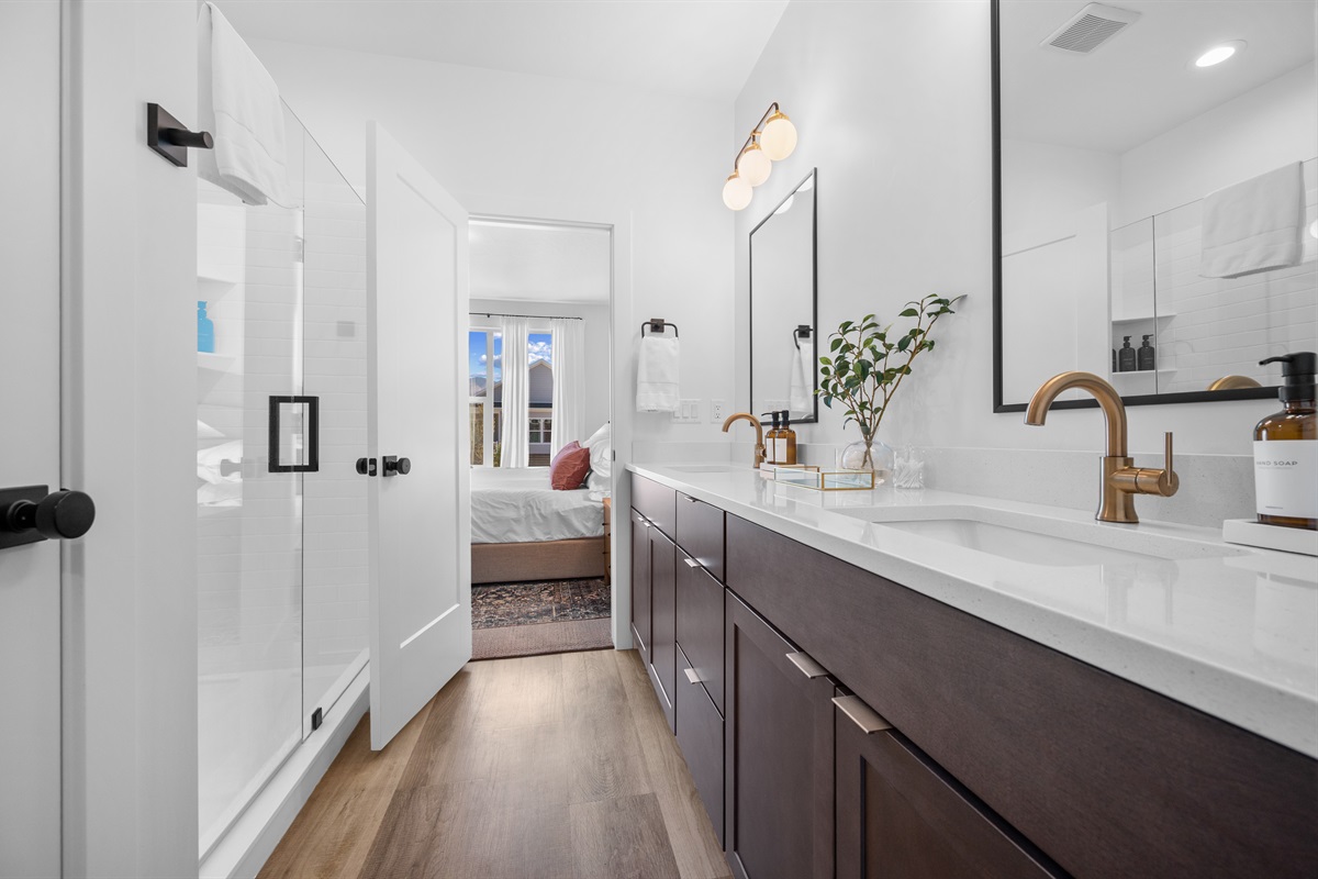 Spacious en-suite bath with dual sinks and contemporary finishes.