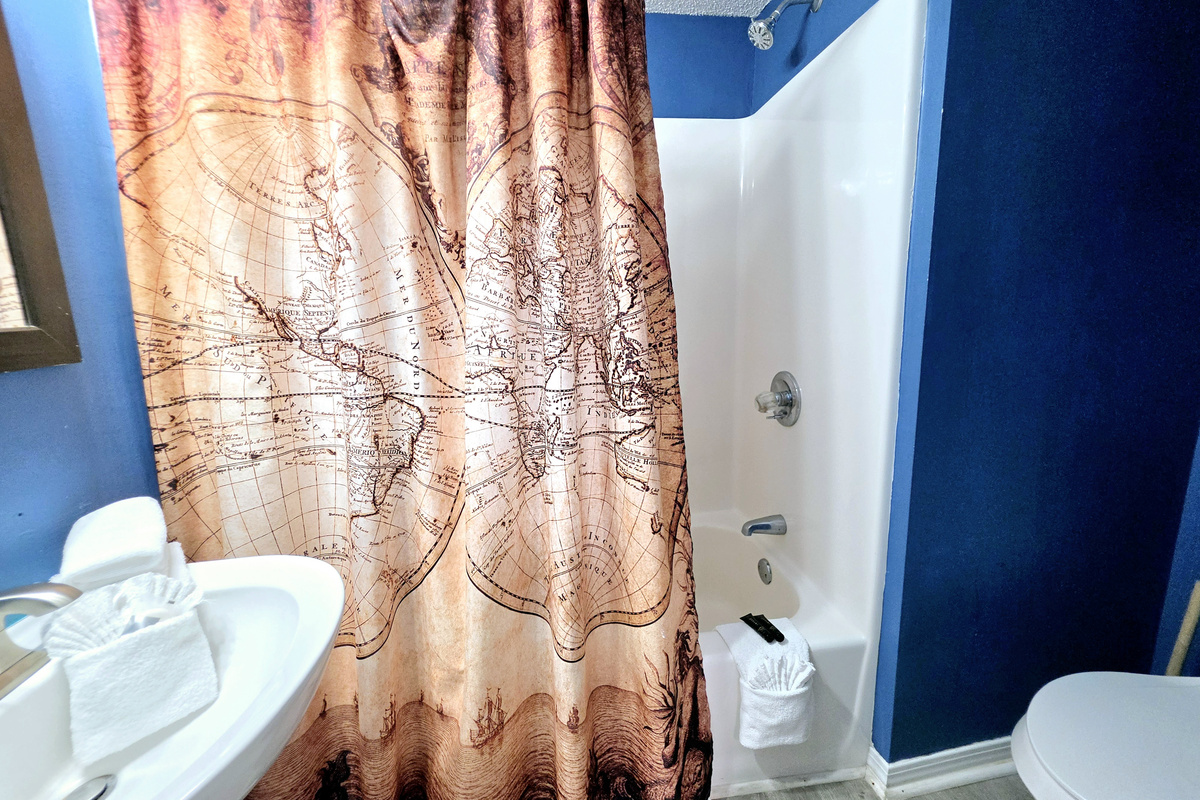 Nest side – Full bathroom with tub/shower combo