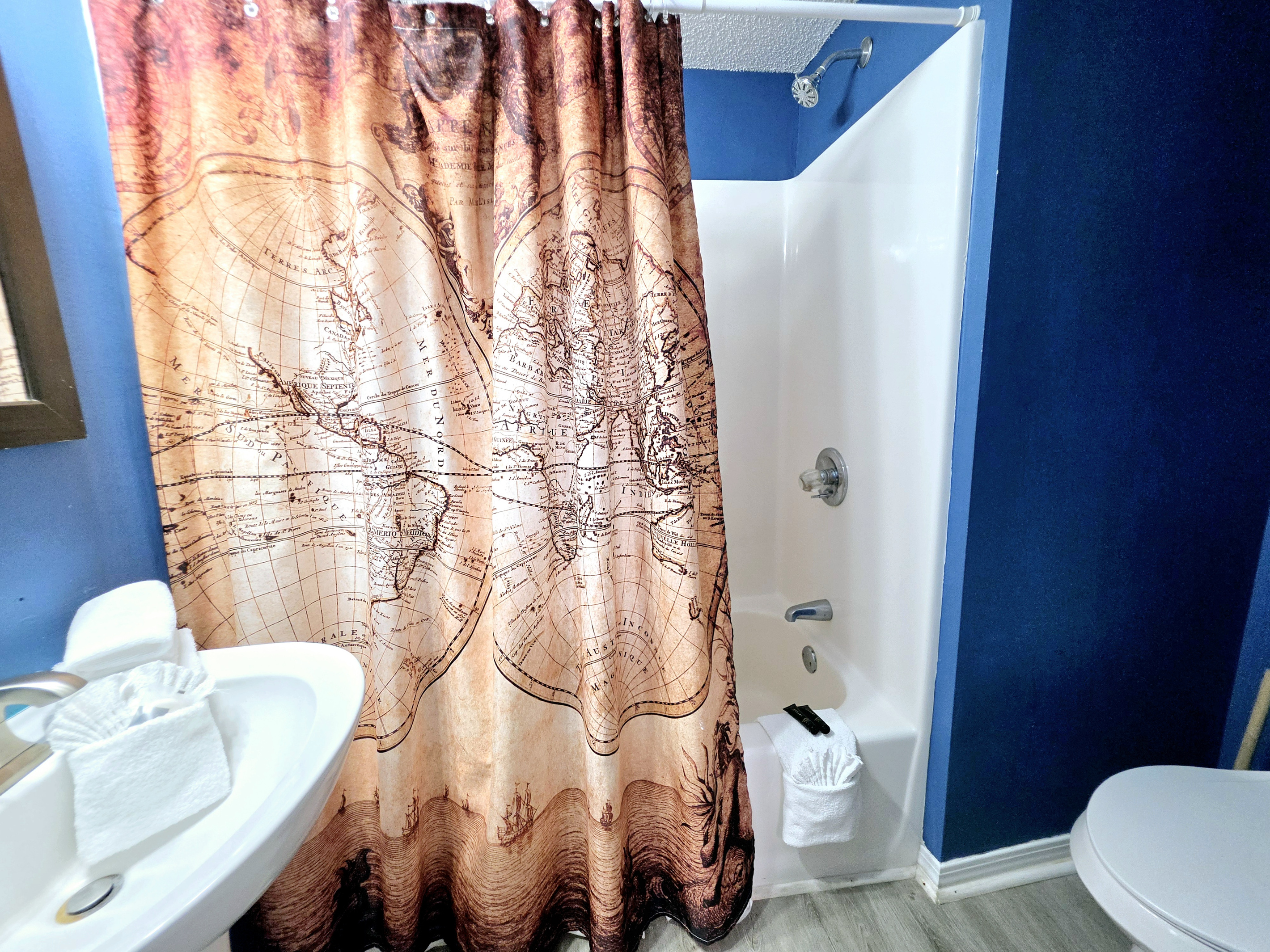 Nest side – Full bathroom with tub/shower combo