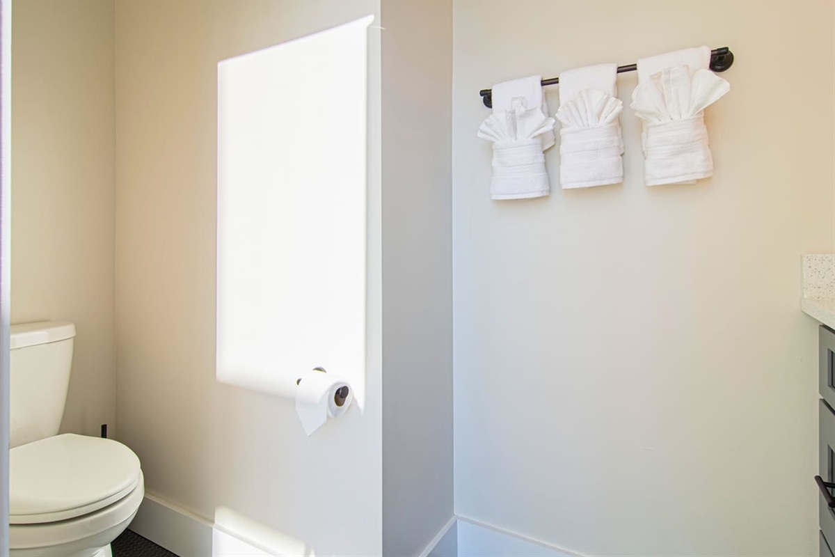 This bright bathroom has everything you need for a comfortable stay, combining modern design with function.