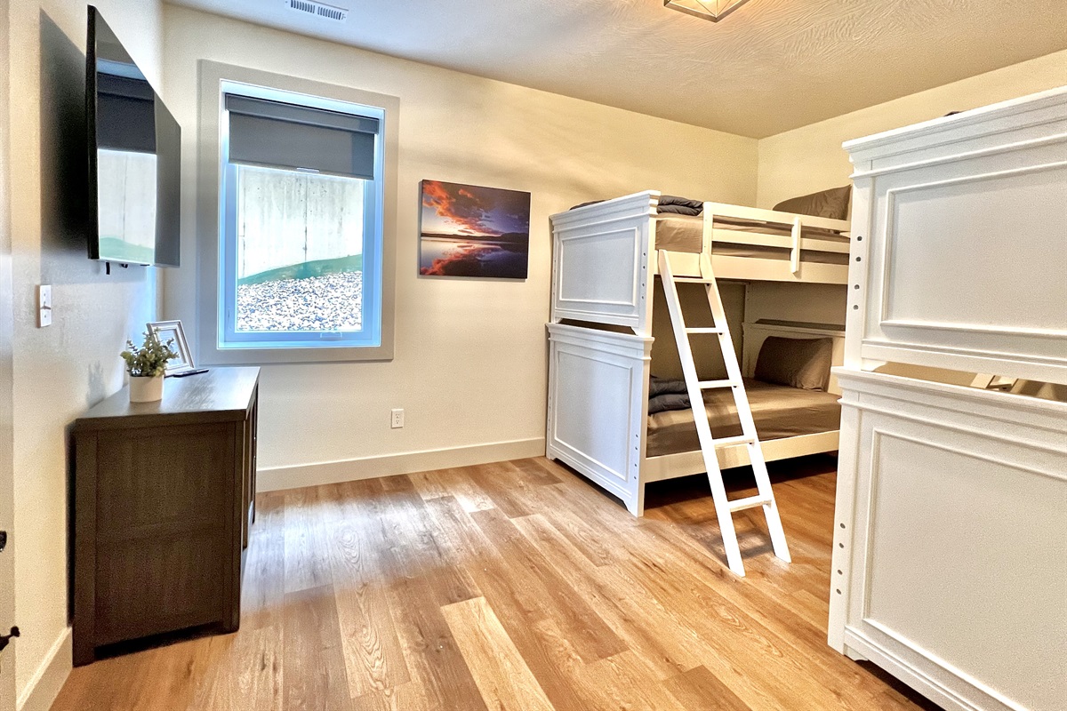 Bunk room sleeps 4 with twin beds