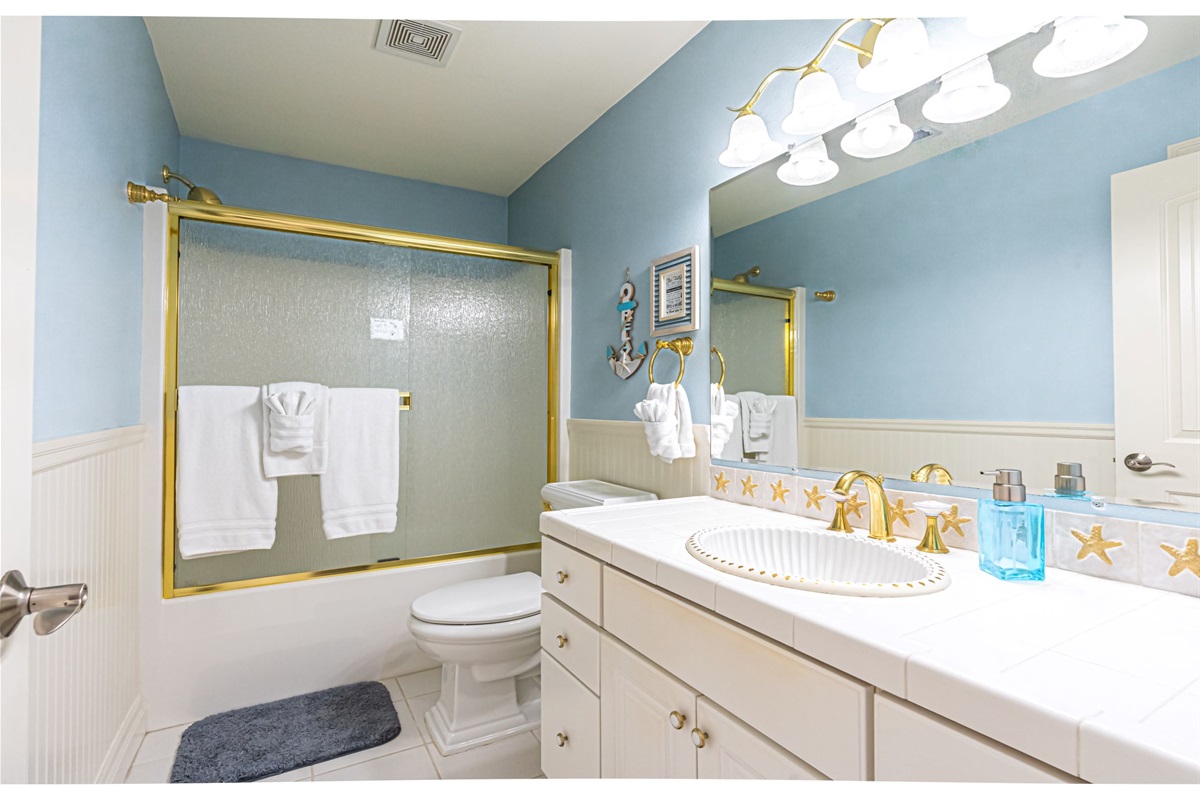 Full bathroom on 3rd floor (top floor)