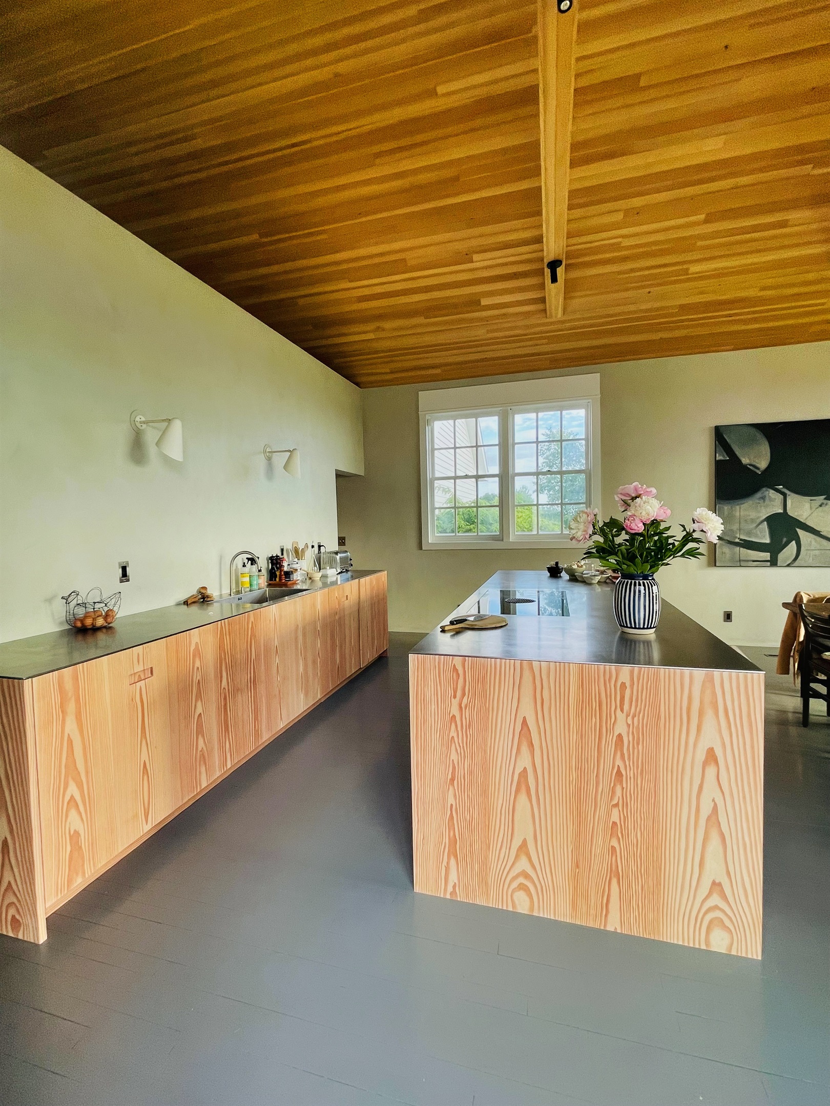 Hawk Field House - the minimalist design is on point in this fully equipped kitchen.