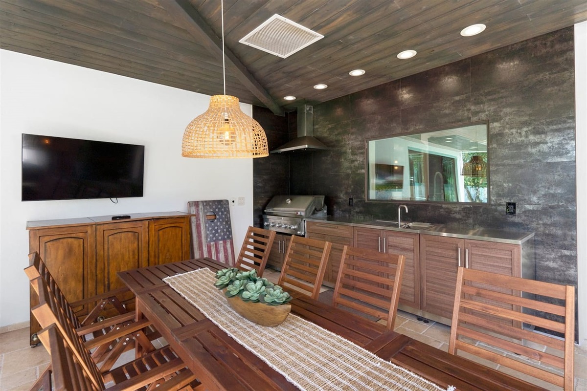 Enjoy alfresco dining on our outdoor patio, complete with a grill and TV for perfect entertainment! Gather with friends and savor delicious meals while watching your favorite shows.