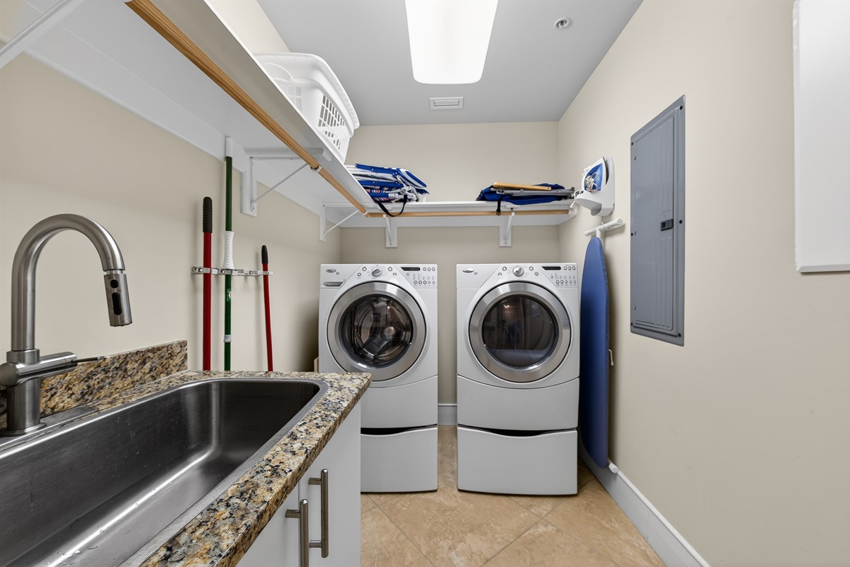 Laundry room, full size washer / dryer
