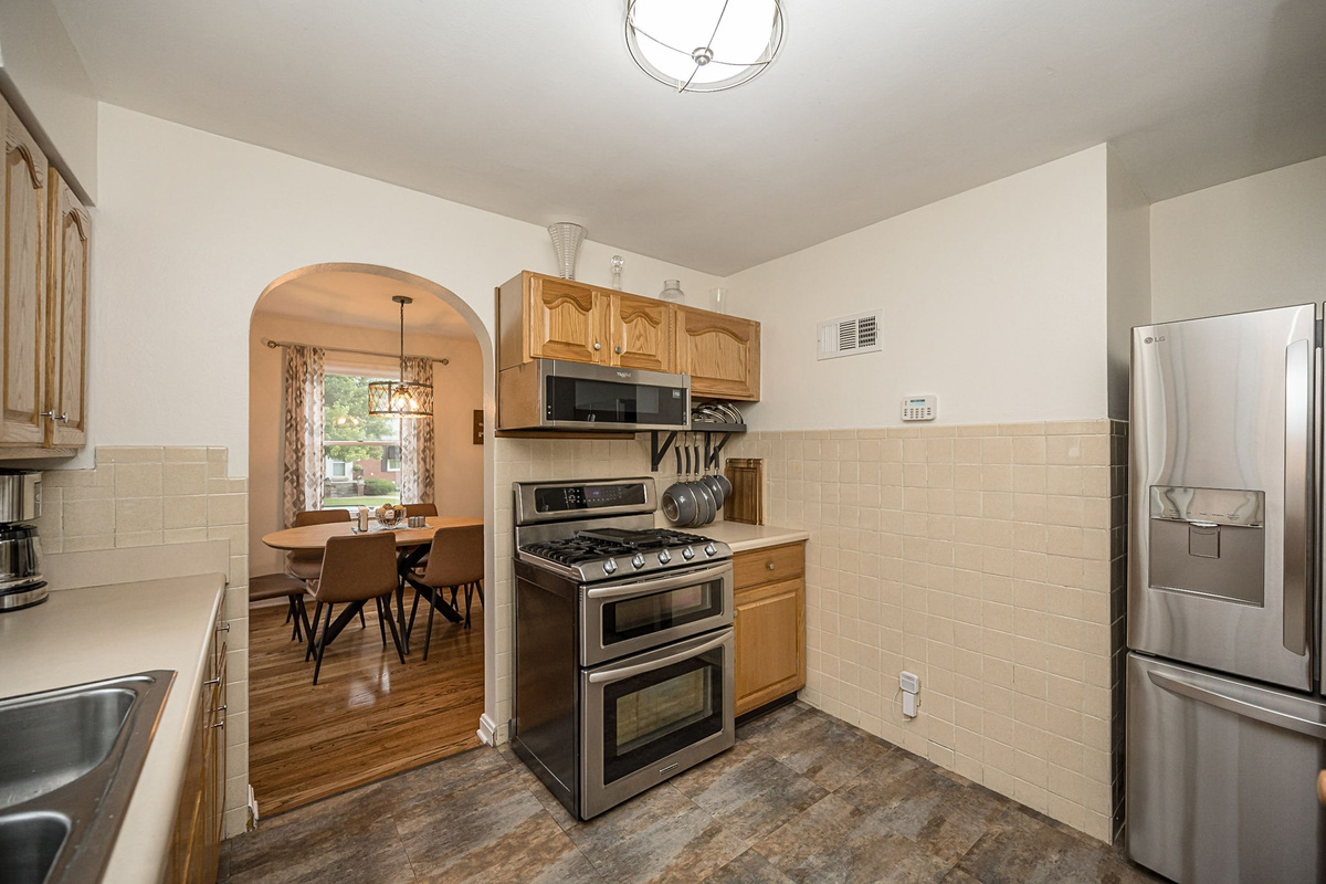 The refrigerator has filtered water in the door and an ice maker in the freezer.