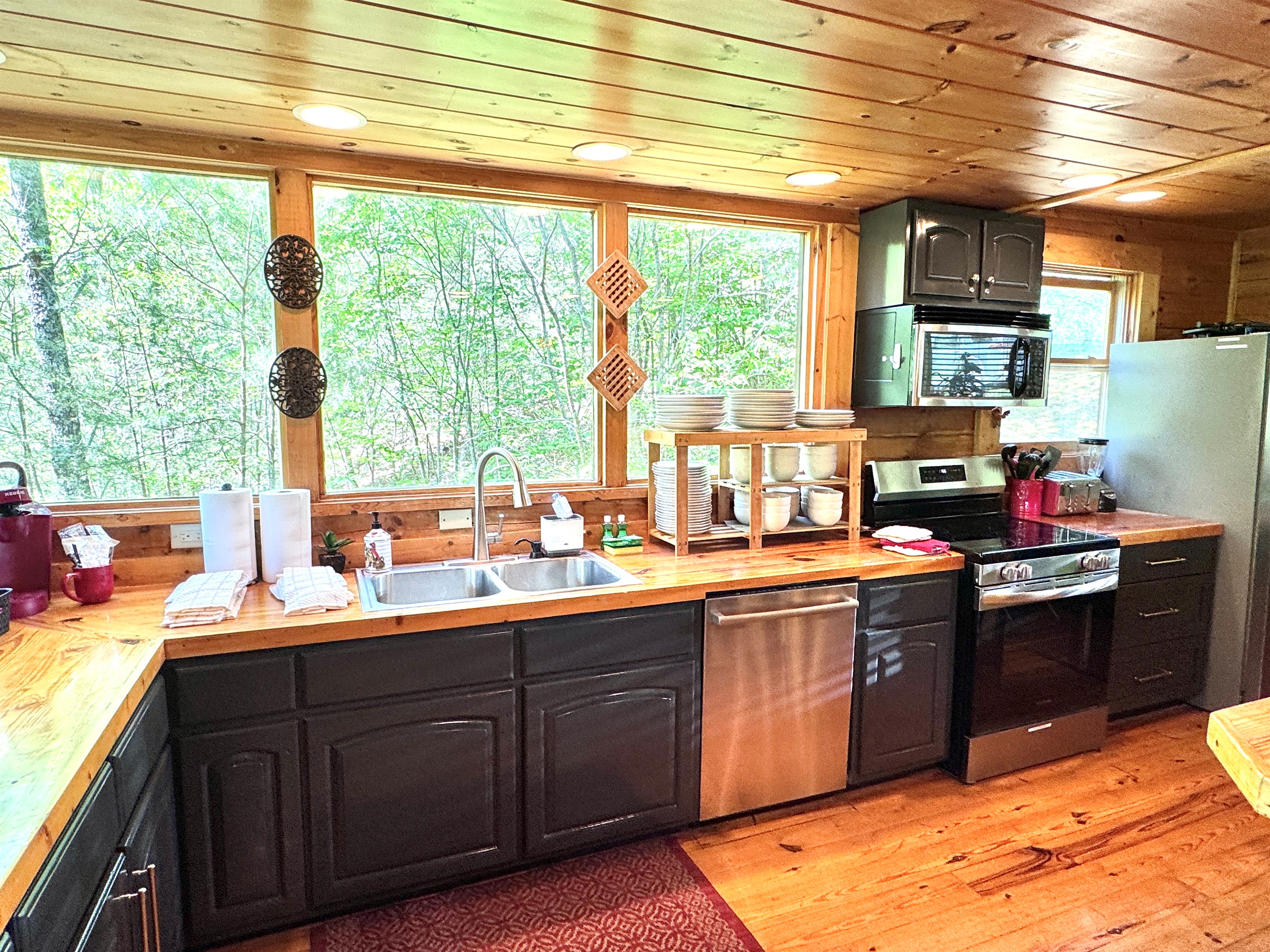 Updated kitchen, stainless appliances, very well stocked.