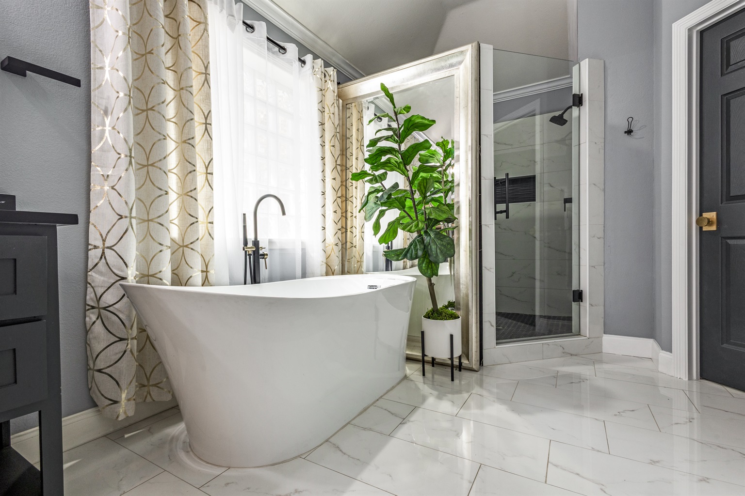 Soaking Tub & Duel Shower Heads