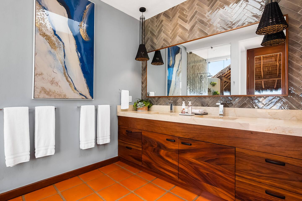 Suite 1 (Master) Bathroom