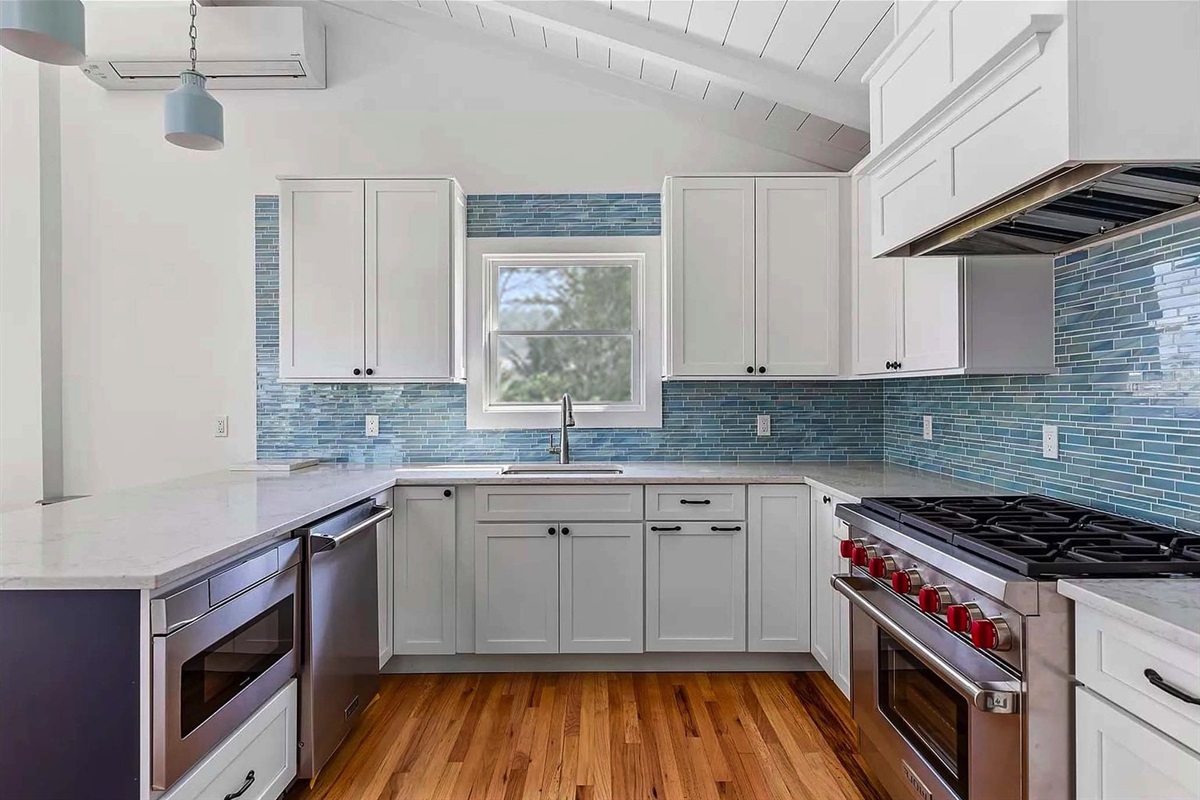 Full kitchen + high-end appliances