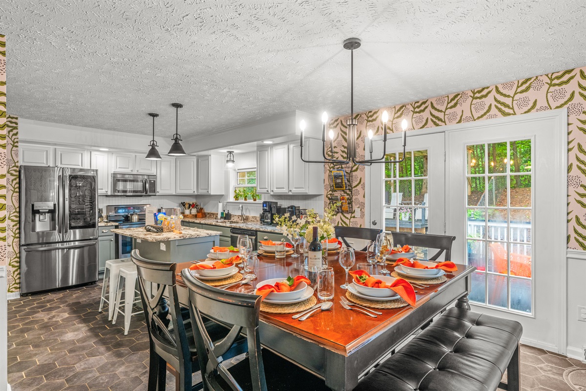🍽️ Gather, feast, and create memories in this spacious dining room designed to seat up to 8 guests. Perfect for family dinners or celebrations!