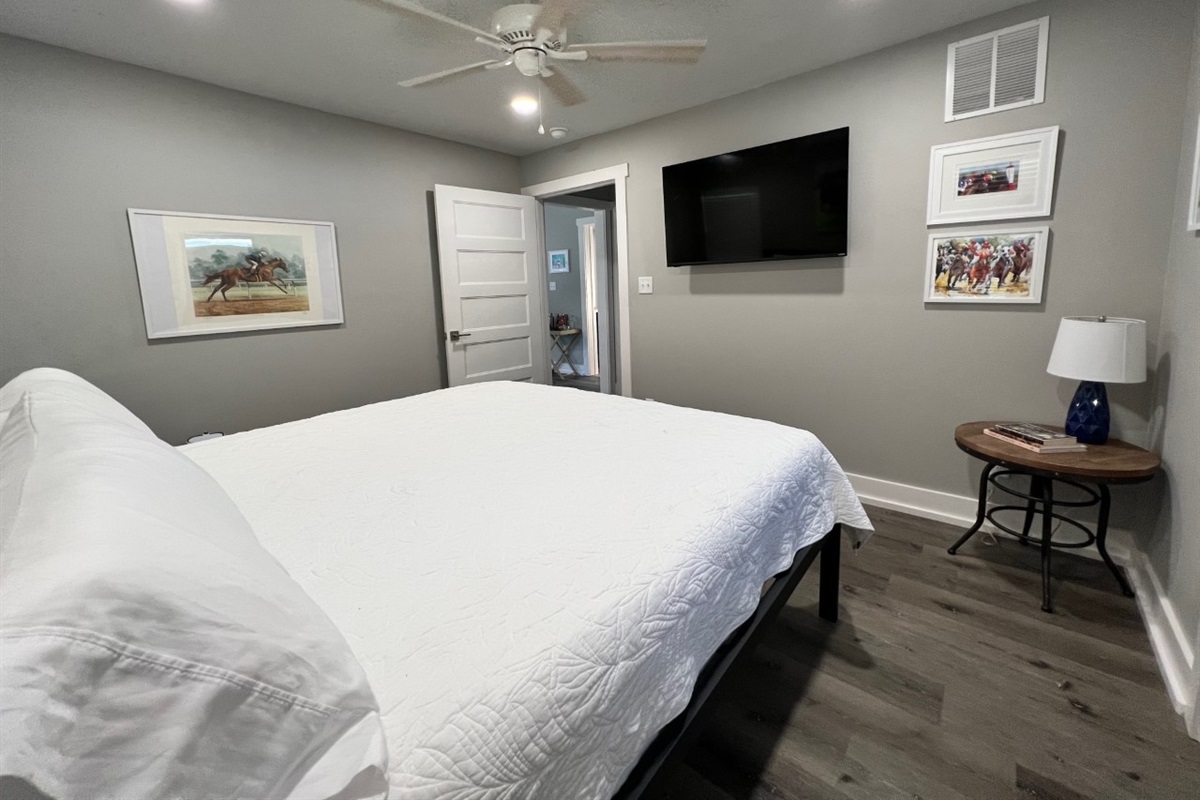 Both bedrooms have high-end king size memory foam mattresses with quality linens and their own en-suite bathroom.