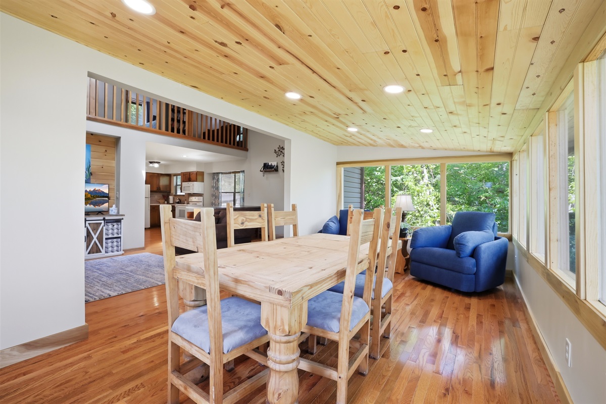 Dining Seats 8