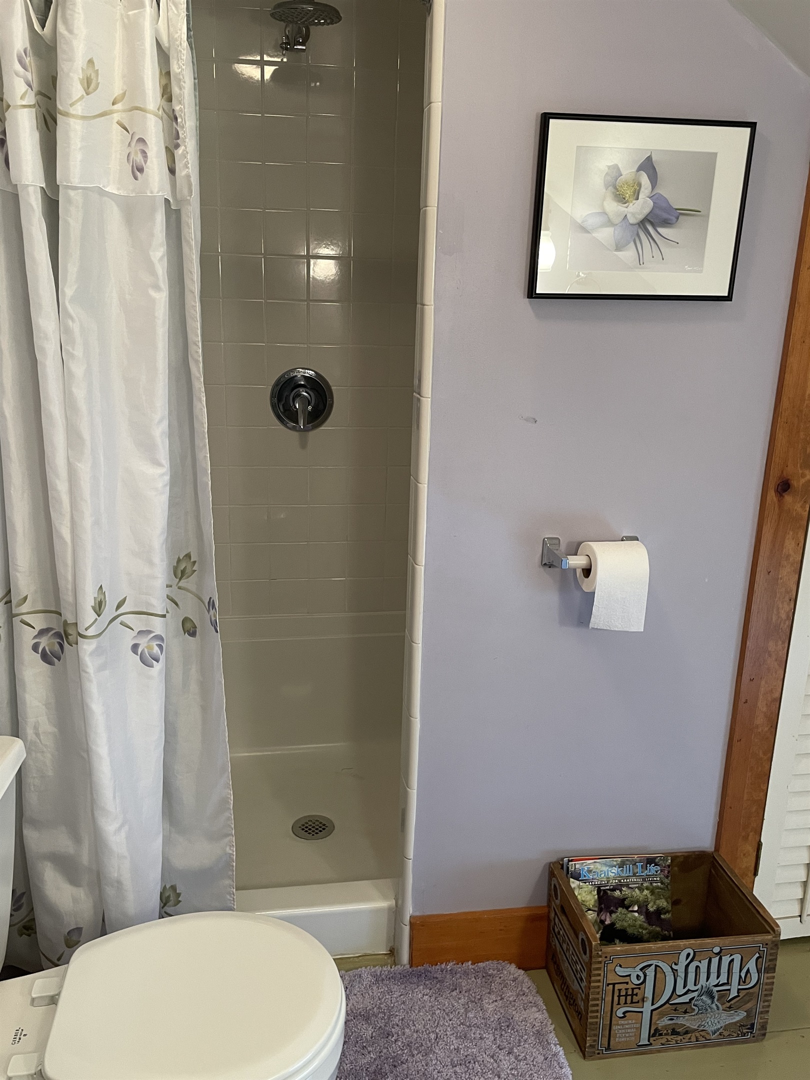 2nd floor bath off hallway, near bdrm 5 & 6