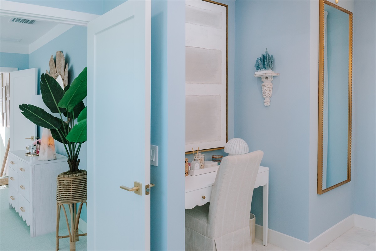 The ensuite bathroom to the main bedroom is the perfect place to get ready in private, with an astonishing rainfall shower, powder area and exquisite finishings.