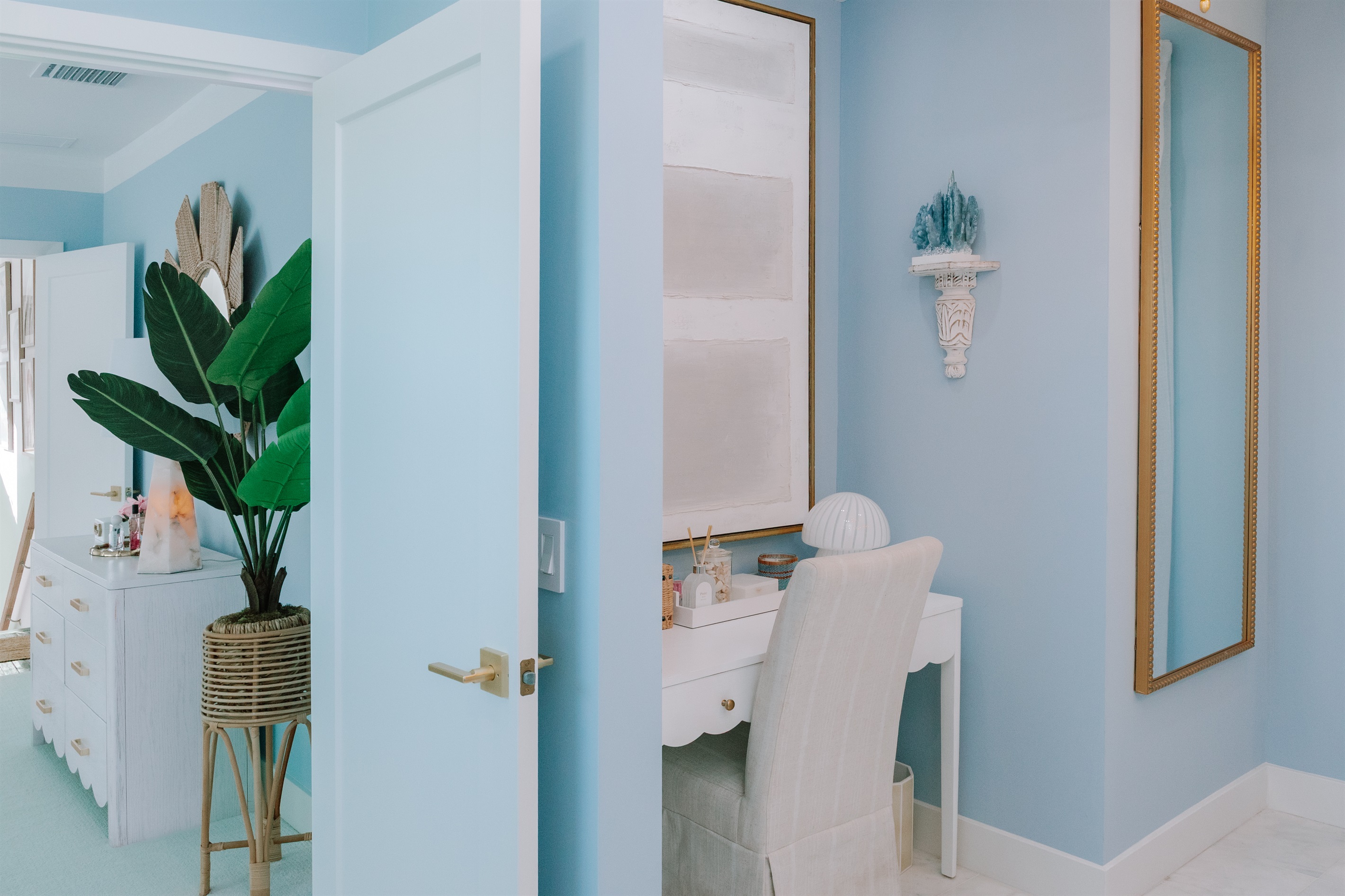 The ensuite bathroom to the main bedroom is the perfect place to get ready in private, with an astonishing rainfall shower, powder area and exquisite finishings.