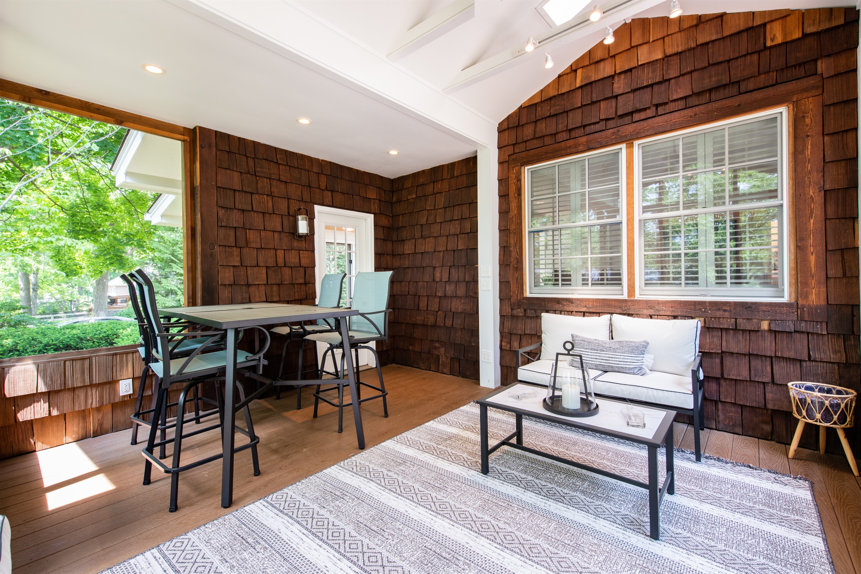 Charming outdoor eating area, ideal for al fresco dining and entertaining.