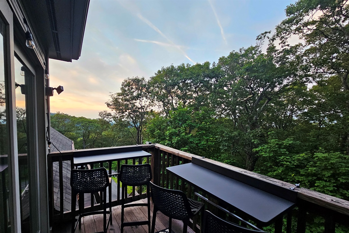Cozy treetop perch with bar seating and sky-high serenity. Peek across to the opposite side of the resort as you sip, snack, or simply take in the breeze