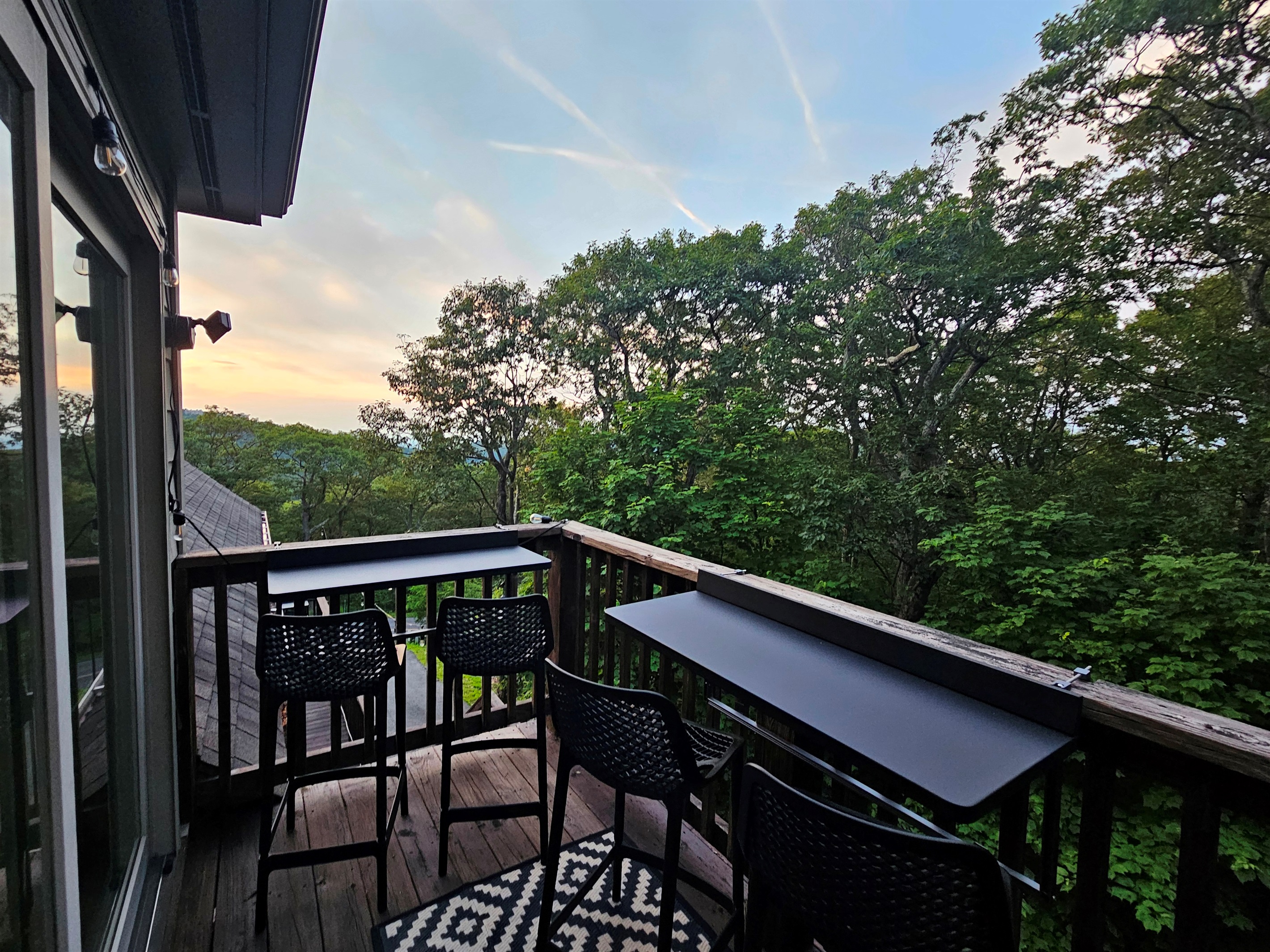 Cozy treetop perch with bar seating and sky-high serenity. Peek across to the opposite side of the resort as you sip, snack, or simply take in the breeze