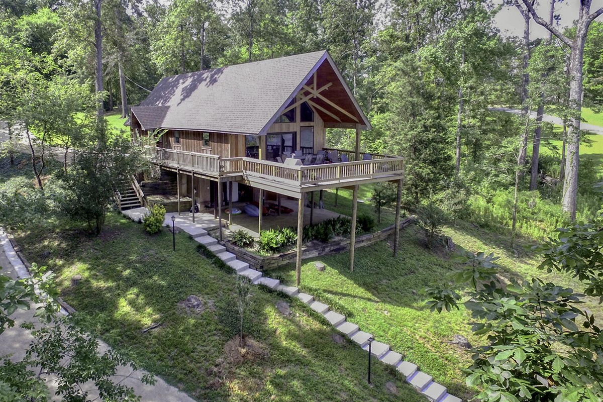 Y-Knott Lodge - Drone view from the lake