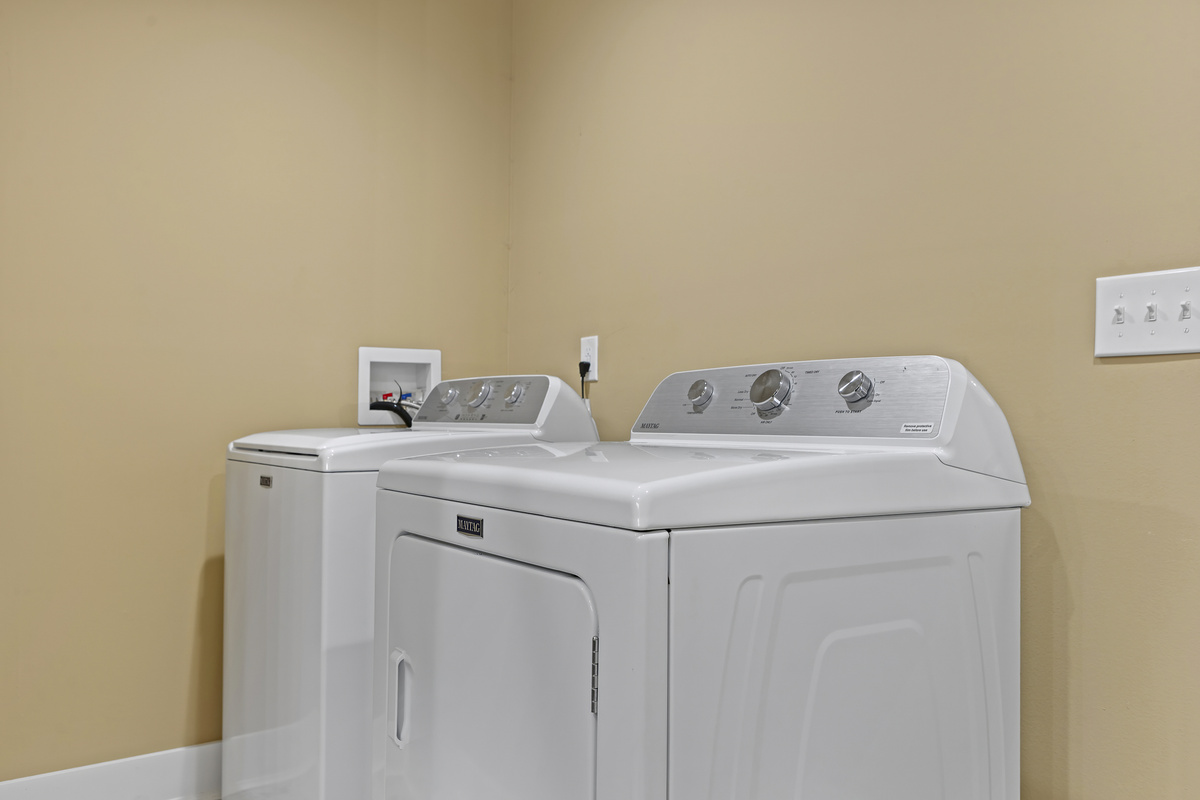 Laundry Room: Simplify your stay with modern appliances for a stress-free getaway!