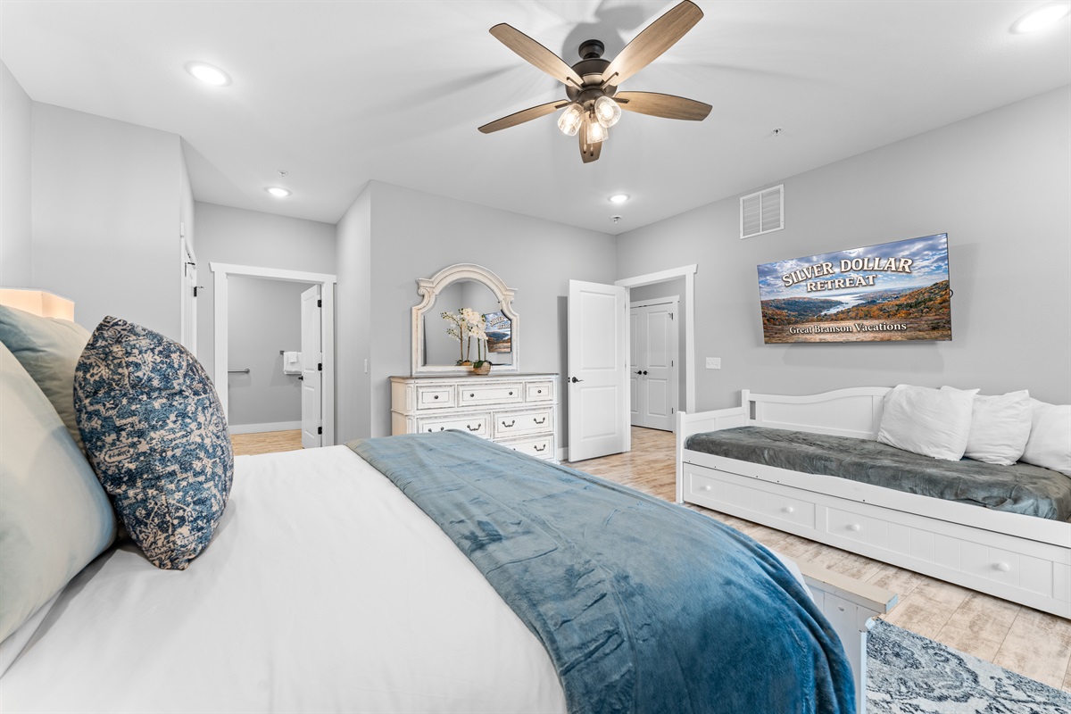 Bedroom 1 (King Suite)