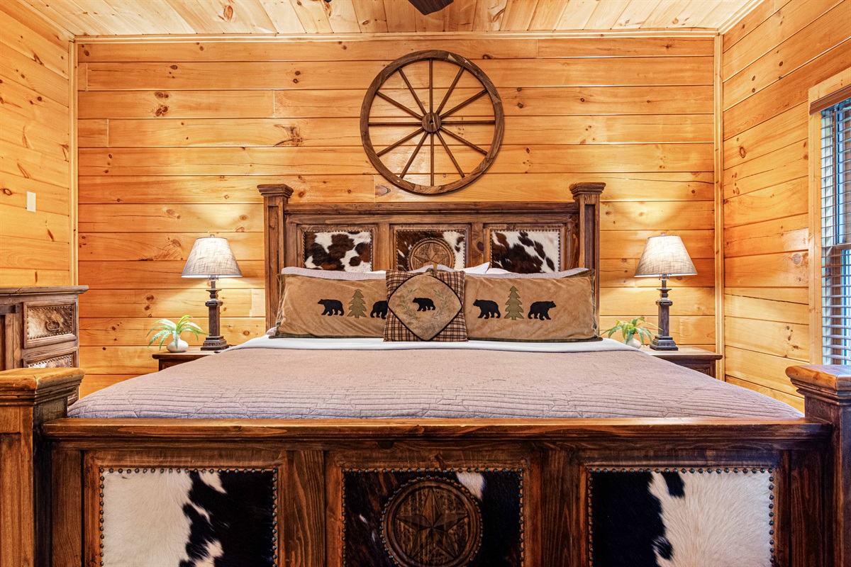 Unwind in style. Enjoy a restful night's sleep in this spacious and well-appointed bedroom.