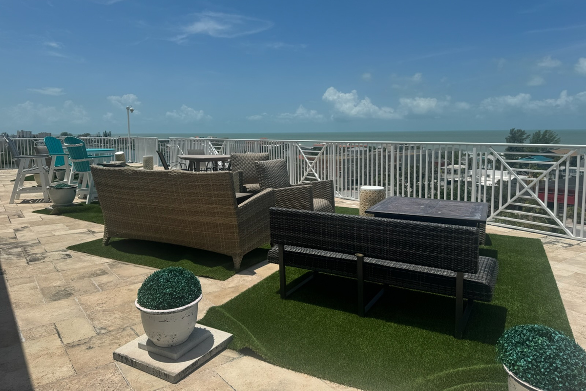 PRIVATE Sundeck