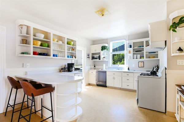 The kitchen is large and fully equipped with everything you’ll need to make your stay feel like home, with all the necessary plates, cups, pots, pans, utensils, and appliances.- Complimentary coffee (Bodem pour over and drip) and tea