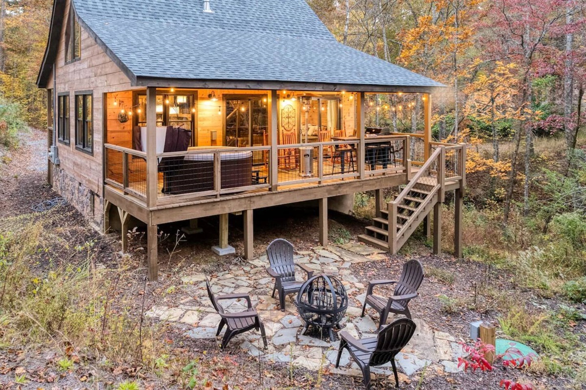 Introducing our Cozy Blue Ridge Cabin, your ultimate mountain escape. Unwind in the soothing hot tub, then sizzle up a feast on the BBQ grill while surrounded by the breathtaking beauty of nature!