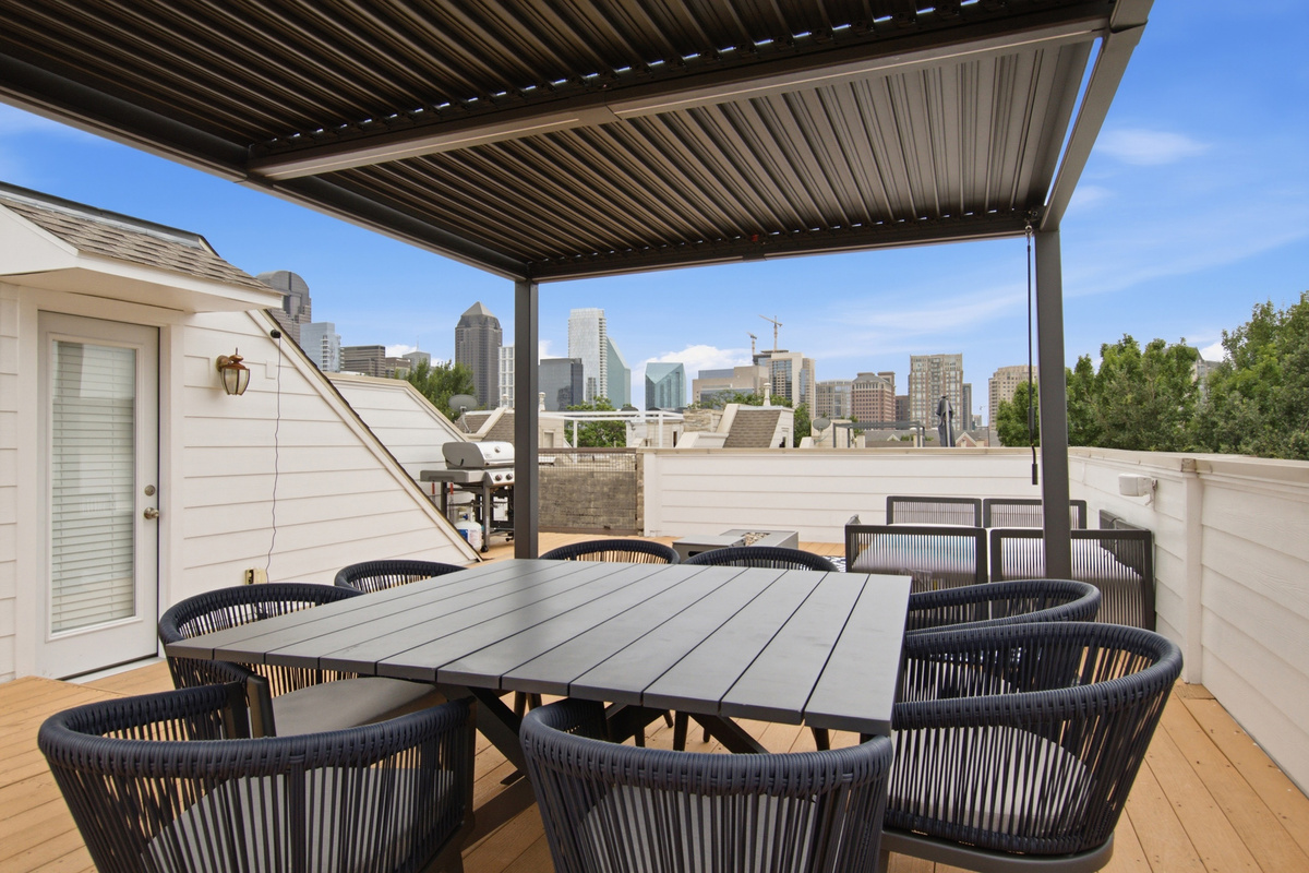 Dine al fresco with stunning skyline views and great company!