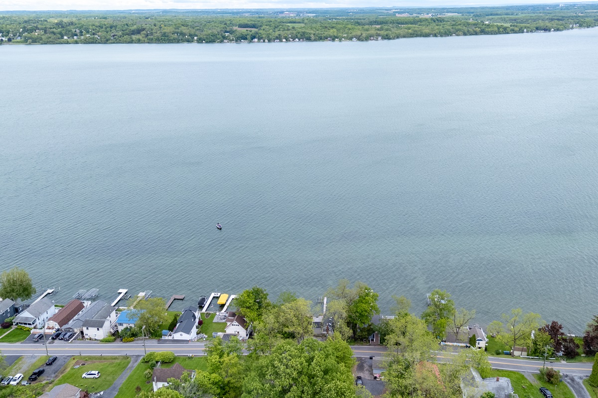 Nestled along a scenic shoreline, this cozy lakefront retreat sits in a charming and peaceful neighborhood 🌳🏘️✨