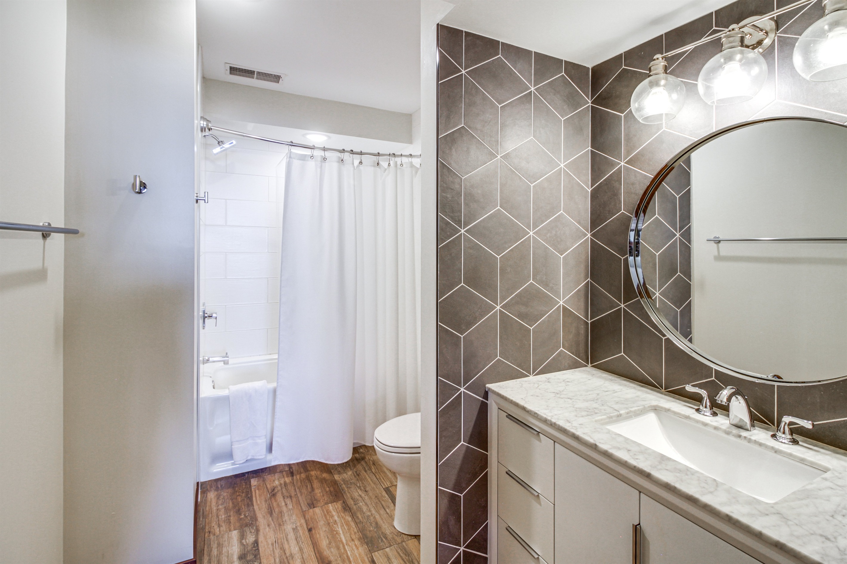 Modern bathroom with tub/shower combo and updated finishes