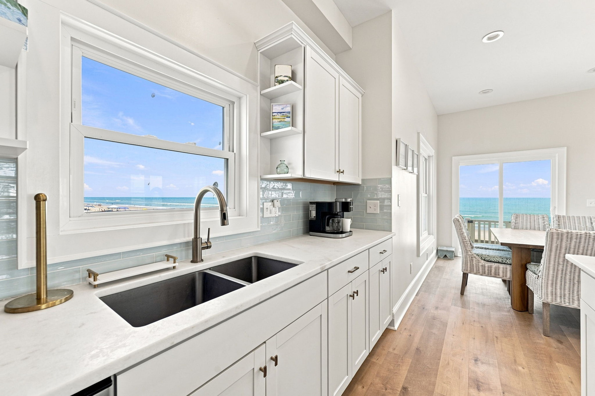 Who knew washing dishes could come with a view this beautiful?