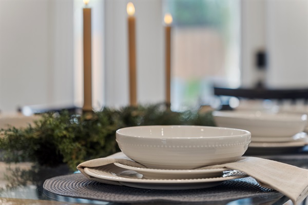 Beach elegance shines in the dining room